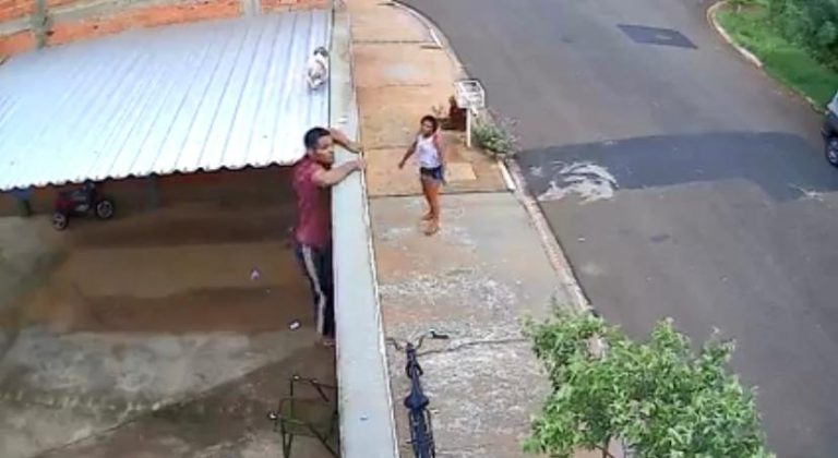 Vídeo | Casal de criminosos é flagrado furtando cachorro em Sertãozinho