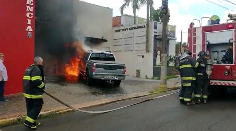 Vídeo | Caminhonete pega fogo e Bombeiros controlam as chamas em Jaboticabal