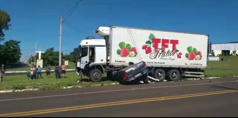 Colisão envolvendo caminhonete e caminhão deixa um morto em rodovia de Cajuru