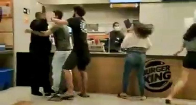 Vídeo | Briga por demora na entrega do lanche termina com duas funcionárias feridas