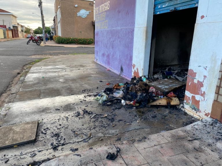 Prédio abandonado pega fogo na Vila Tibério