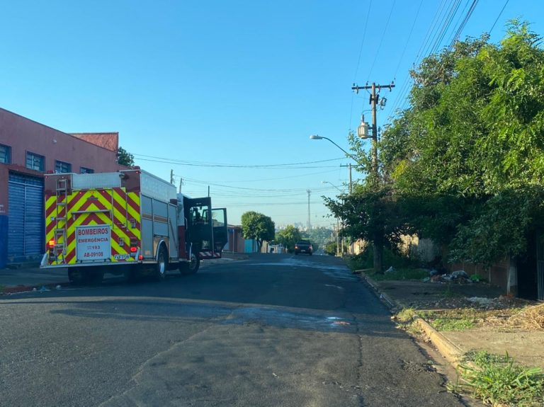 Residência abandonada pega fogo na zona Norte de Ribeirão Preto