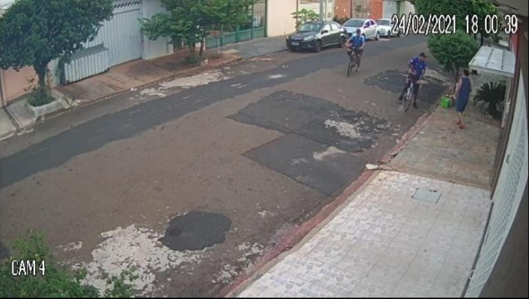 Vídeo | Dupla armada invade casa e rouba carro na zona Norte de Ribeirão Preto