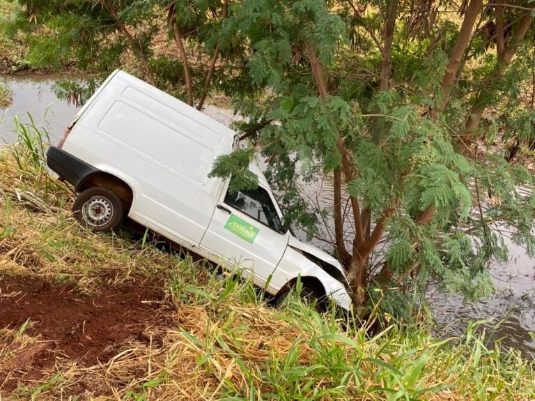 Furgão desgovernado bate em árvore e fica à beira de córrego na zona Sul de Ribeirão Preto