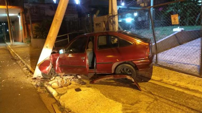 Volante se solta e jovem arrebenta carro contra o poste na região
