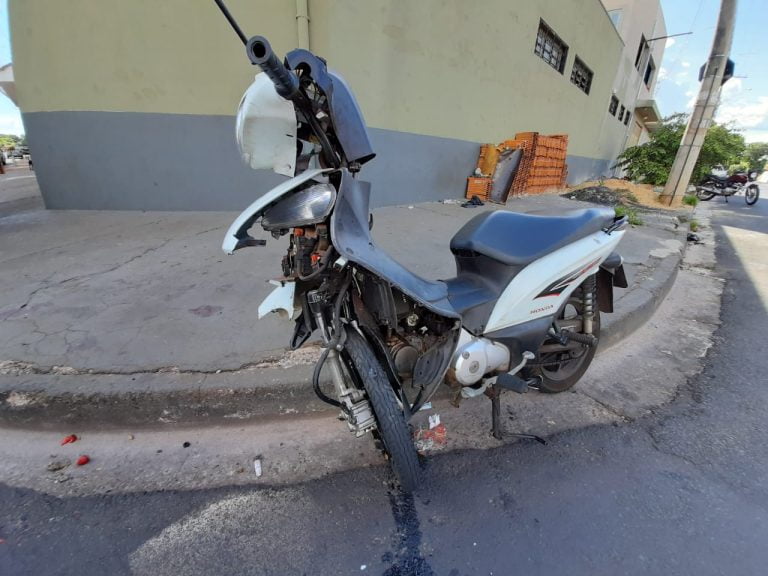 Colisão entre carro e moto deixa jovem em estado grave na zona Norte