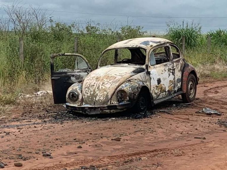 Corpo carbonizado é encontrado dentro de Fusca em área rural da região