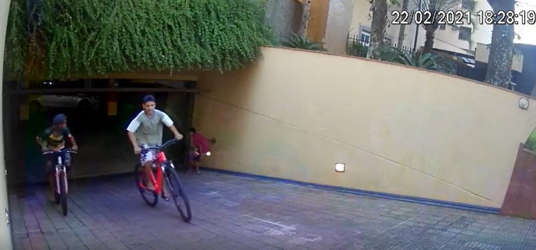 Após matéria da Thathi, denúncia anônima leva polícia a bicicletas furtadas de condomínio na zona Sul