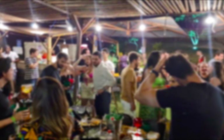 Vigilância Sanitária interdita restaurante após denúncia de aglomeração