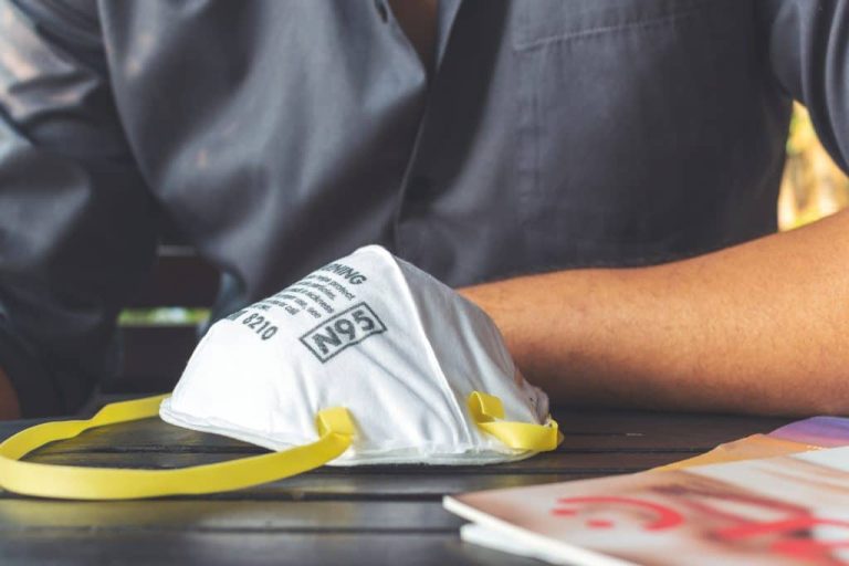 Uso de máscara é importante mesmo para quem está vacinado, diz infectologista