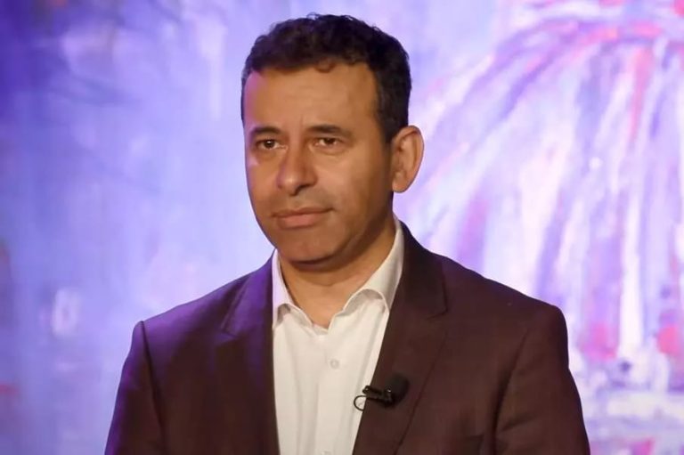 Pandemia de Covid-19 pode acabar em abril, diz médico professor da Johns Hopkins