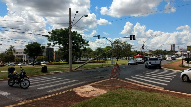 Poste fica pendurado pelos fios em avenida da zona Sul
