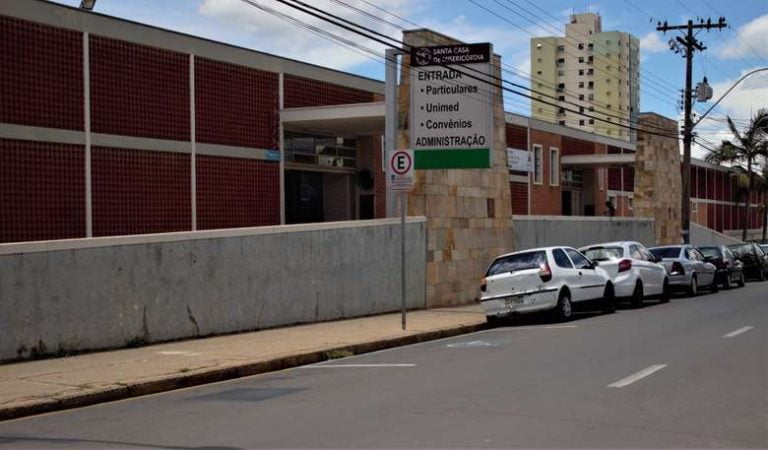 Doze dias após levar tiro na cabeça, adolescente de 14 anos recebe alta do hospital