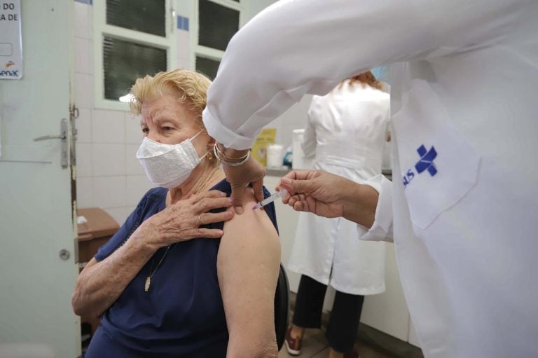 Mais de 4,7 mil idosos foram vacinados contra a Covid-19 em menos de uma semana em Ribeirão Preto