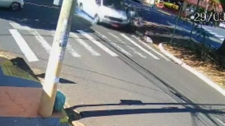 Strike | Van atinge e derruba motociclista na avenida 13 de Maio