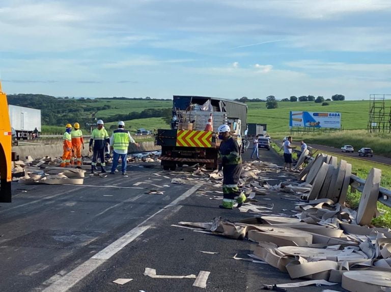Acidente envolvendo três caminhões deixa um morto na rodovia Anhanguera