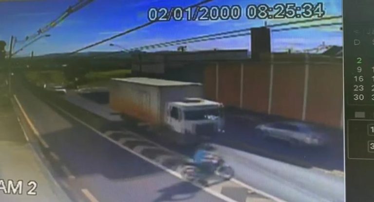 Vídeo | Motociclista quebra o fêmur após acidente envolvendo caminhão na avenida Brasil