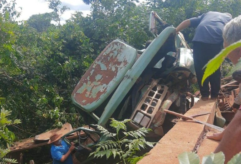Caminhão tomba após motorista perder o controle da direção em estrada que liga Brodowski a Serrana