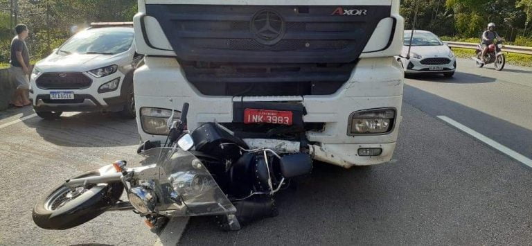 Vídeo | Carreta atropela e arrasta moto por 32 km na rodovia BR-101 em SC