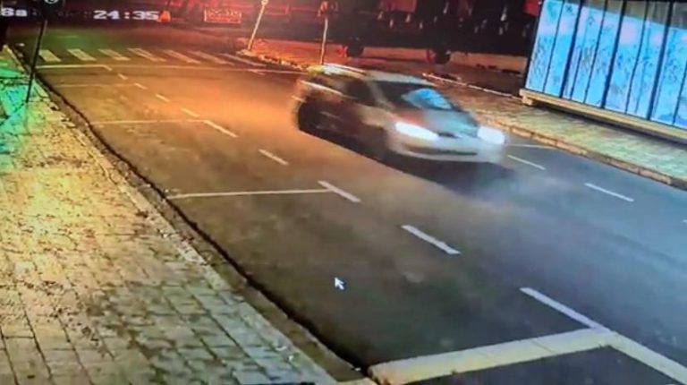 Vídeo | Carro invade loja durante tentativa de fuga da polícia na região