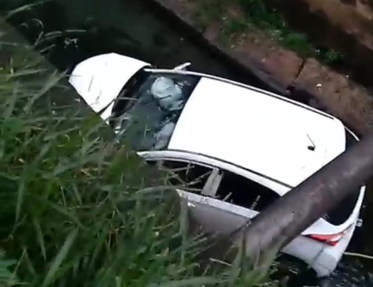 Vídeo | Motorista é socorrida com suspeita de fratura na perna após cair com o carro em córrego na Vila Tibério