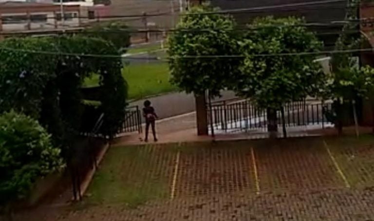 Vídeo | Casal é flagrado furtando fios de restaurante na zona Sul de Ribeirão Preto