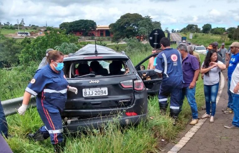 Acidente entre carro e caminhão deixa duas crianças gravemente feridas e um morto na região