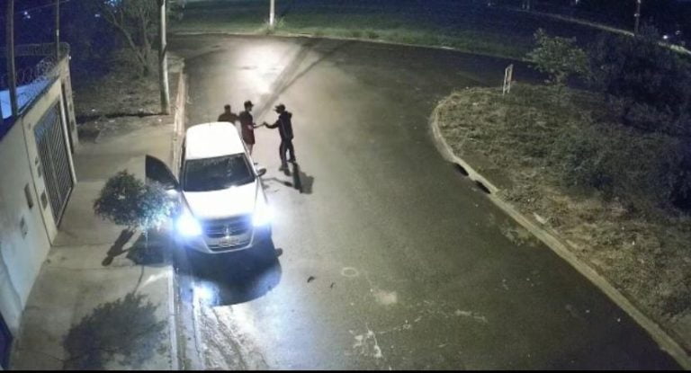 Vídeo | Pai e filho são assaltados ao saírem de casa na zona Norte de Ribeirão Preto