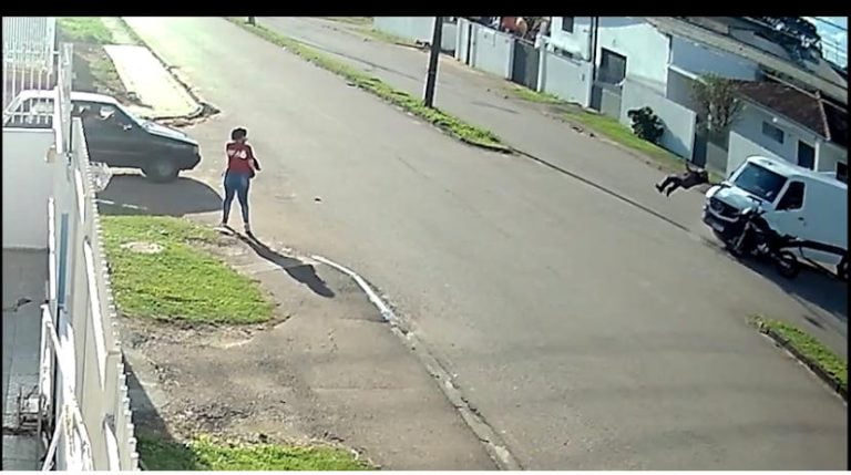 Vídeo | Motociclista sofre acidente, é arremessado da moto, e cai em pé