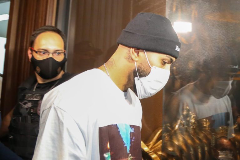 Gabigol e funkeiro MC Gui são flagrados em festa clandestina com mais de 200 pessoas em SP