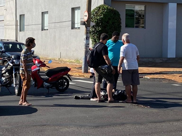 Vídeo | Colisão entre duas motos deixa motociclista ferida na zona Norte de Ribeirão Preto