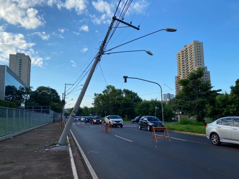 Poste ameaça cair e parte da avenida Maurílio Biagi é bloqueada na zona Sul de Ribeirão Preto