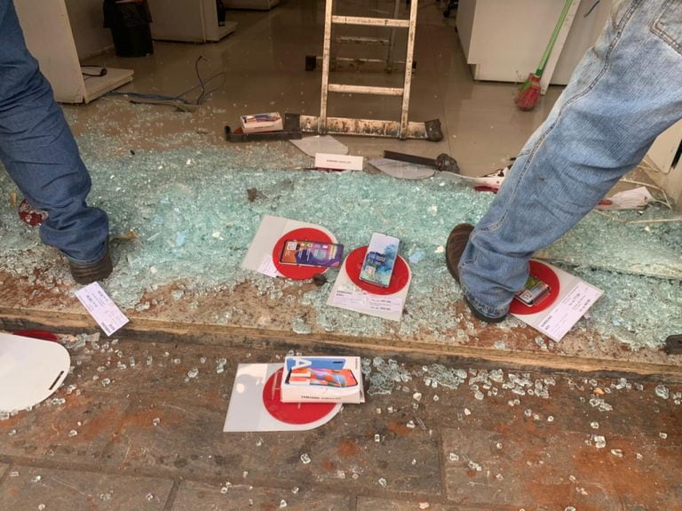 Loja de celulares fica destruída após invasão da gangue da marcha à ré em Ribeirão Preto