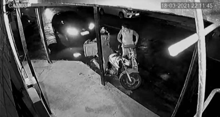 Vídeo | Motorista vê assalto e passa com carro em cima de ladrão