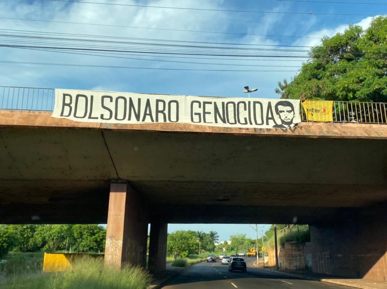 Faixas com a frase “Bolsonaro Genocida” são vistas por Ribeirão Preto
