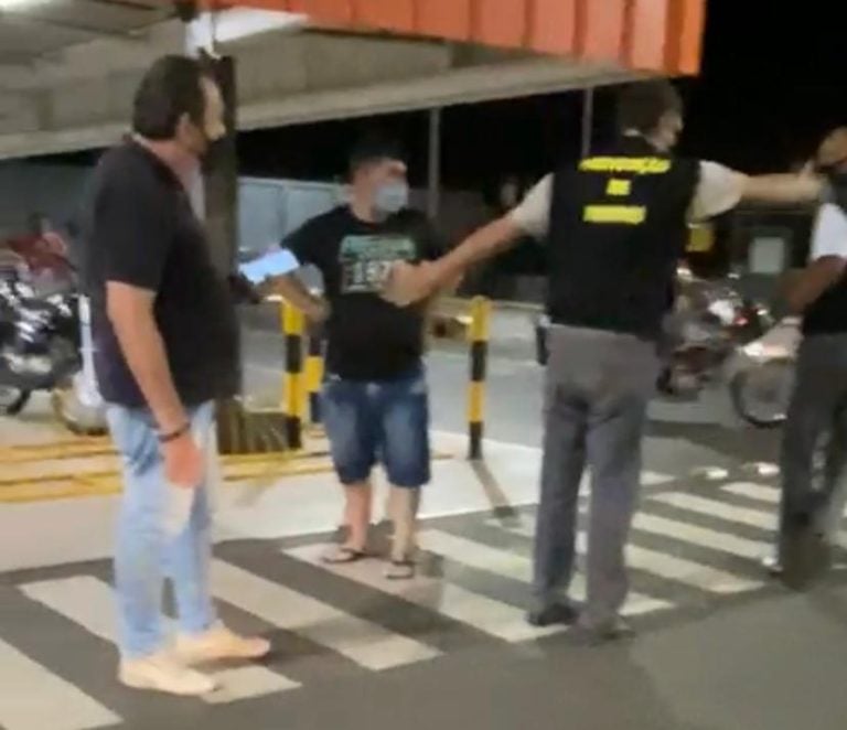 Vídeo | Decreto contra a Covid-19 causa desentendimento e ataques racistas entre comerciante e vigilante na região