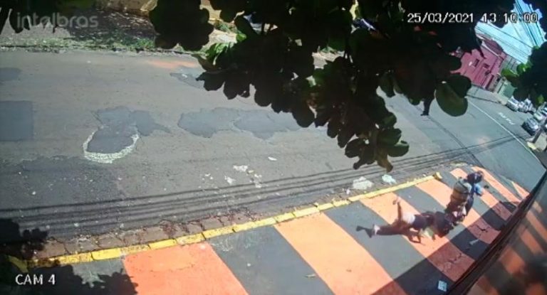 Vídeo | mulher é derrubada por dupla em motocicleta durante assalto no Campos Elíseos