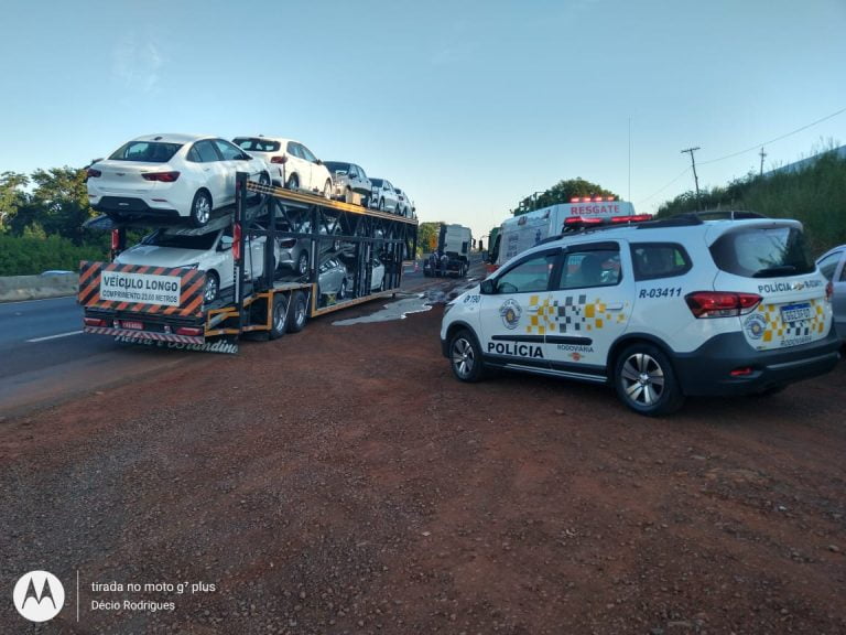 Vídeo | Caminhão-cegonha é atingido por princípio de incêndio na rodovia Anhanguera