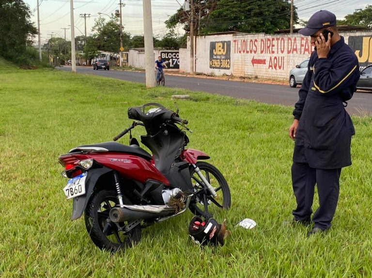 Mulher de 21 anos fica ferida após acidente de moto na avenida Costa e Silva