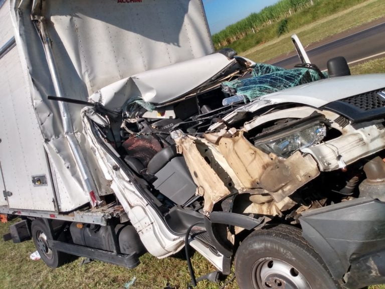 Mulher bate furgão em caminhão e morre na região