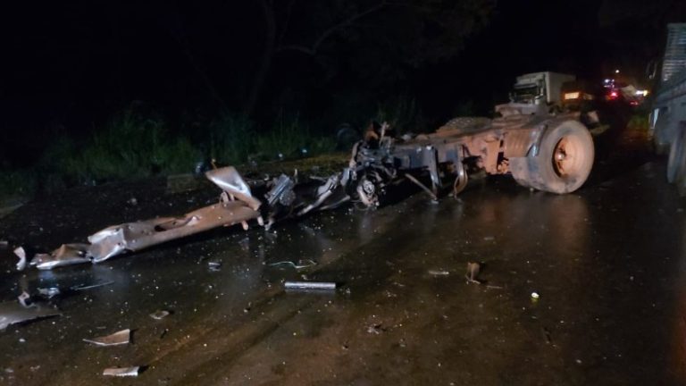 Acidente envolvendo três caminhões deixa dois mortos em rodovia da região