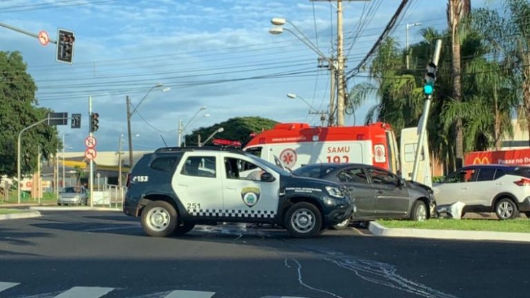 Acidente envolvendo dois carros deixa vítima levemente ferida na zona Sul de Ribeirão Preto