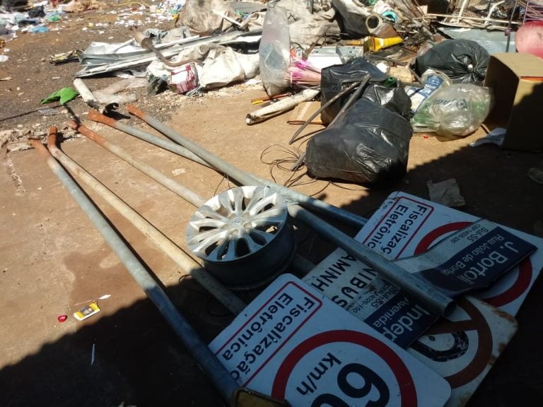 Dono de desmanche na Vila Virgínia é preso por receptar placas de trânsito furtadas