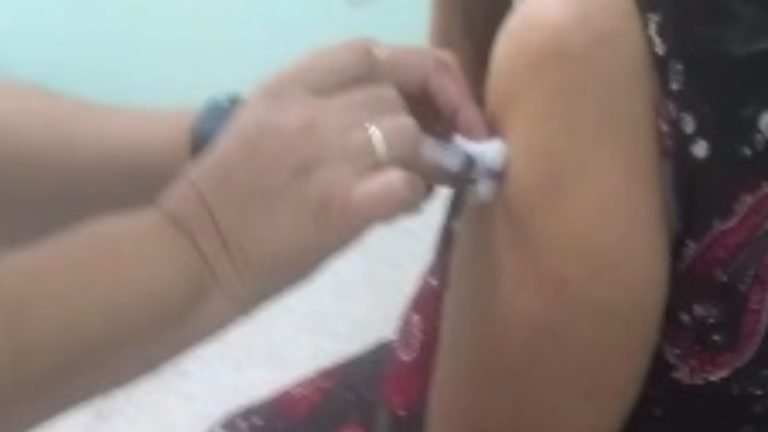 Vídeo | ‘Me confundi, não foi por mal, não queria roubar’, diz jovem que não aplicou vacina em idosa