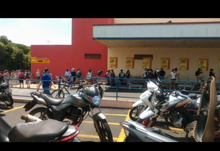 Vídeo | Minutos após Nogueira anunciar lockdown, população lota mercados e postos de gasolina