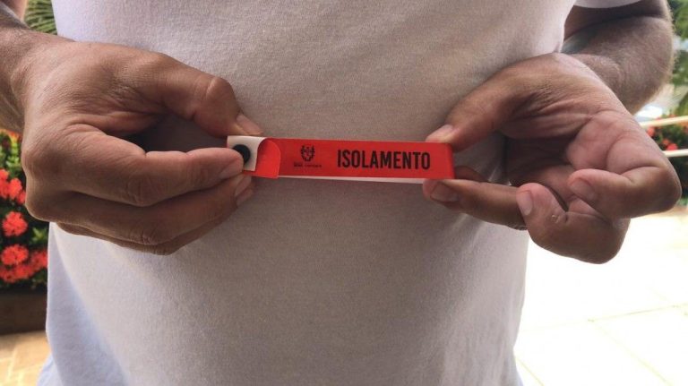 Cidade no interior de SP obriga pessoas com covid-19 a usar pulseira
