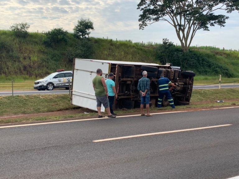 Caminhão tomba após acidente envolvendo cavalo na rodovia Duarte Nogueira