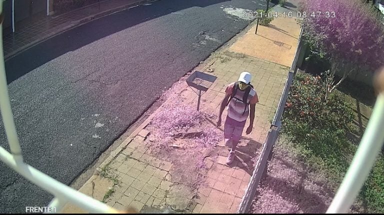 Vídeo | Criminoso invade residência e agride duas idosas durante roubo de notebook na zona Oeste de Ribeirão Preto