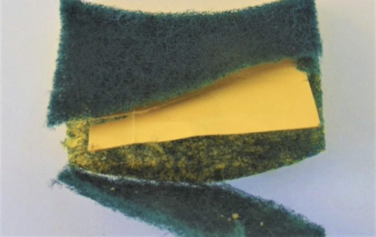 Agentes flagram k4 em esponja de lavar louças no Centro de Detenção de Serra Azul