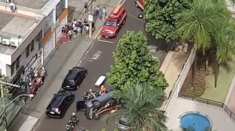 Vídeo | Motorista é resgatado após tombamento causado por acidente na zona Sul de Ribeirão Preto